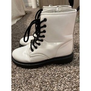 Nasty Gal Krush white boots black laces size 7 Women’s